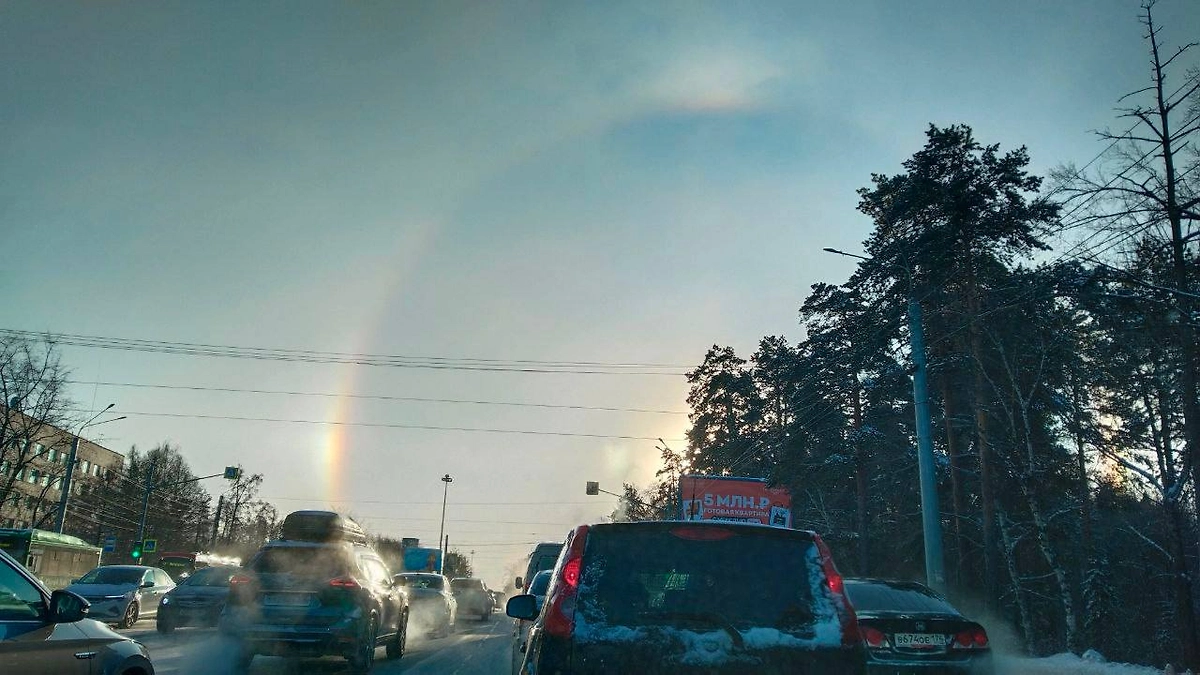 Над российскими регионами заметили редкую «зимнюю радугу». Фото © Telegram / Челябинск с огоньком