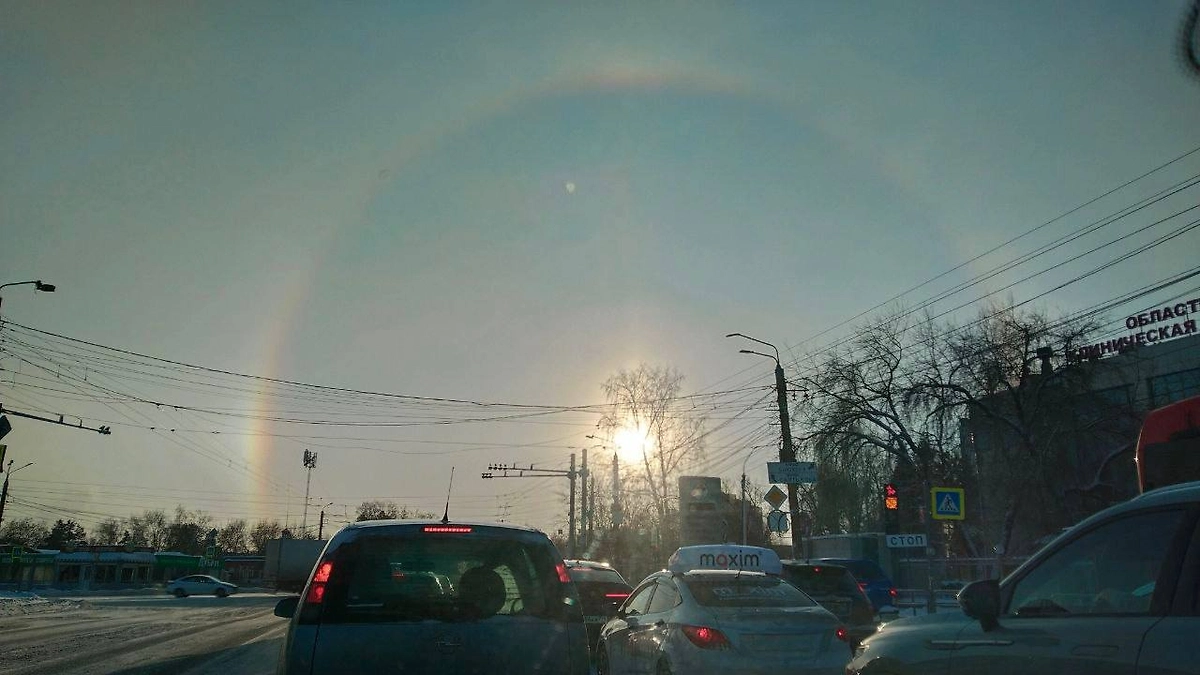 Над российскими регионами заметили редкую «зимнюю радугу». Фото © Telegram / Челябинск с огоньком
