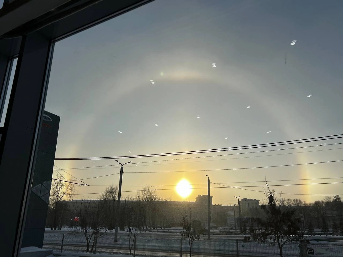 Над российскими регионами заметили редкую «зимнюю радугу». Фото © Telegram / Челябинск с огоньком