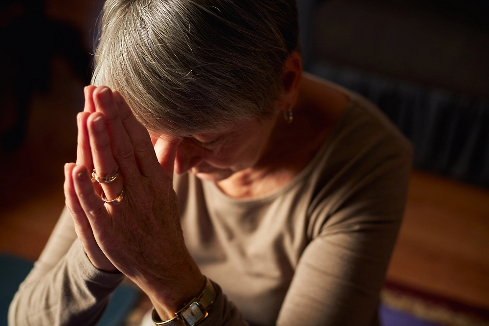 Можно ли молиться дома и какие у этого плюсы. А минусы какие? Когда нужно к священнику в храм? Фото © Shutterstock / FOTODOM / Southworks