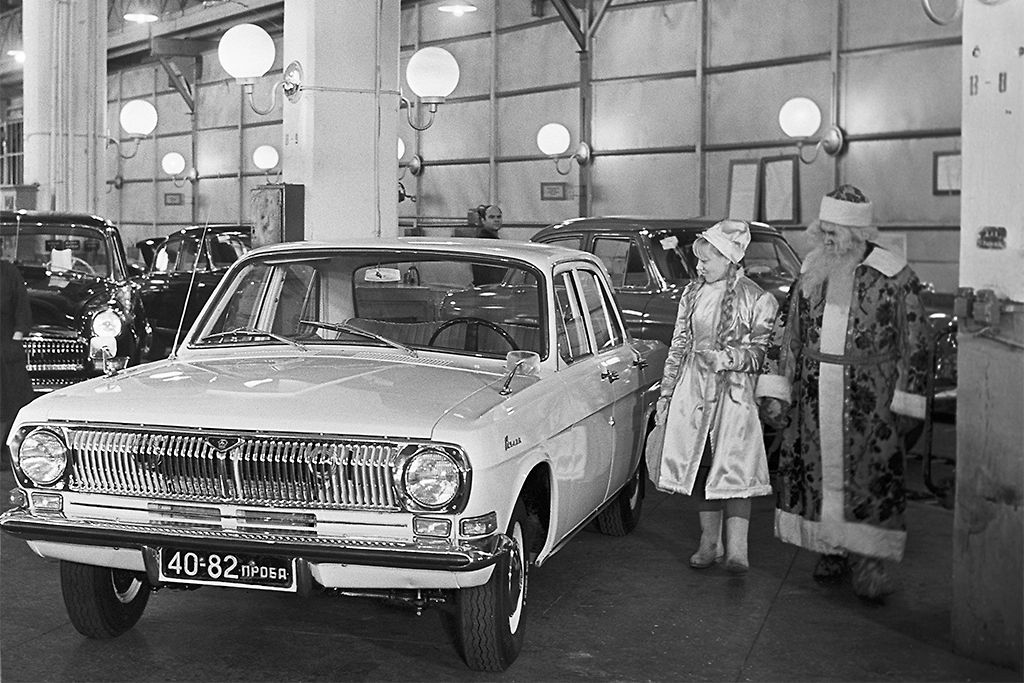 Новогодние корпоративы в СССР: архивные фото с предприятий. Фото © ТАСС / Владимир Войтенко