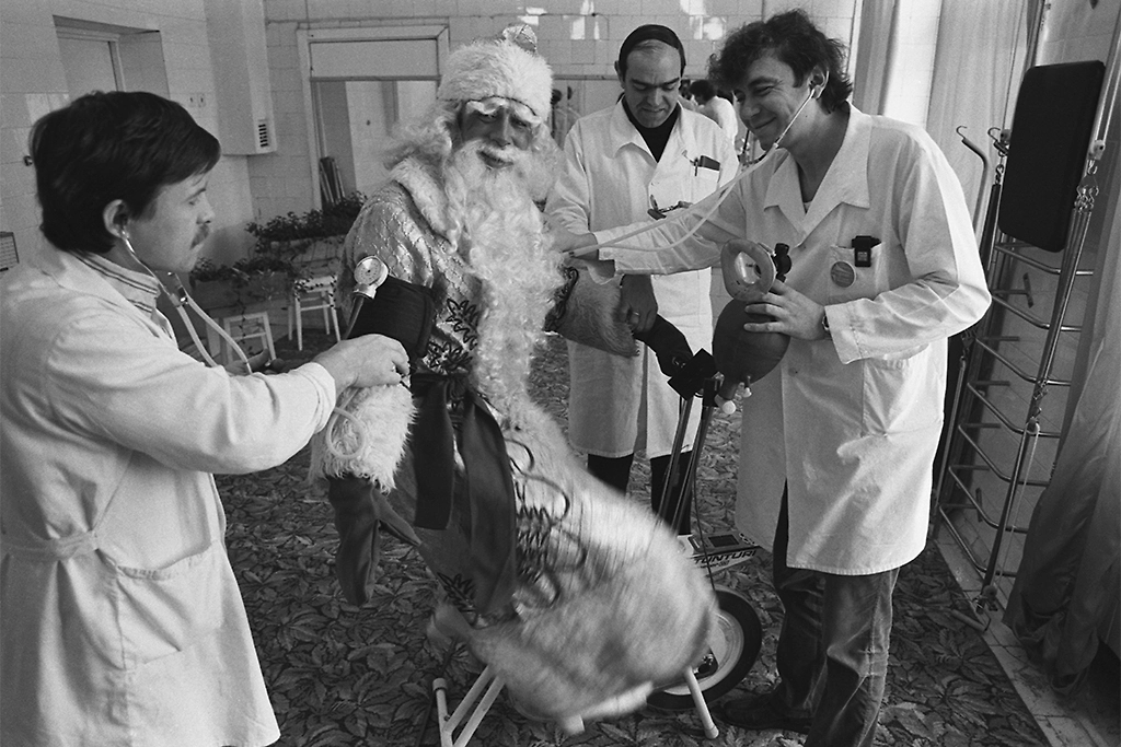 Дед Мороз среди станков: новогодние праздники на работе в СССР. Фото © ТАСС / Игорь Зотин, В. Кожевников 