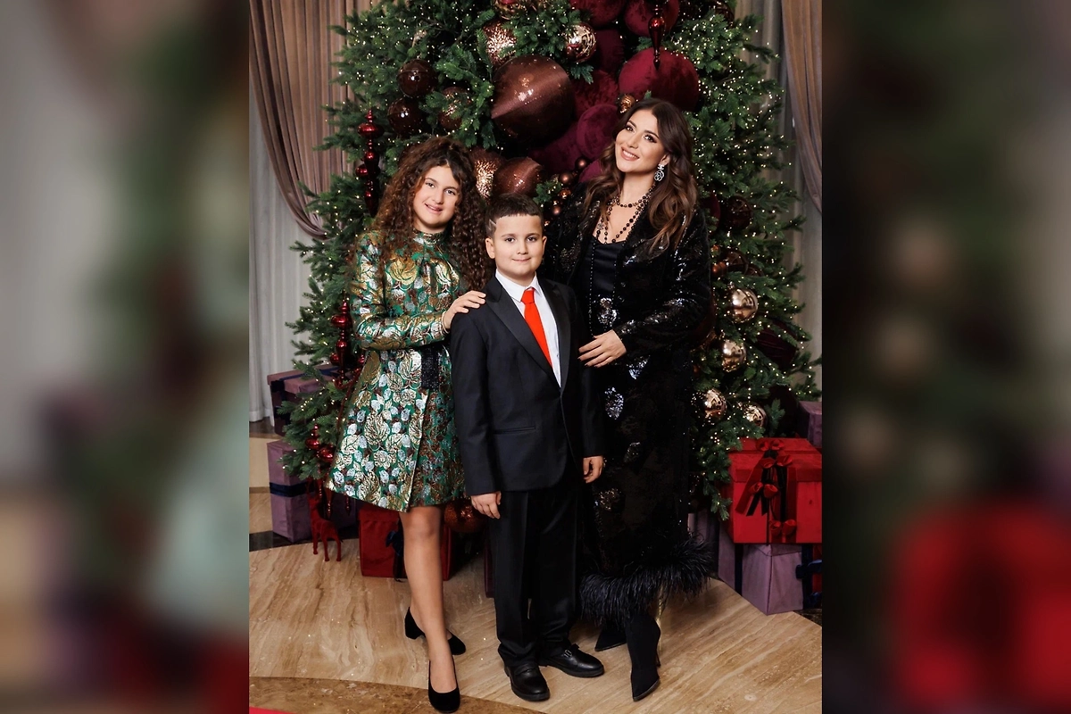 Жасмин с семьёй. Фото предоставлено Life.ru