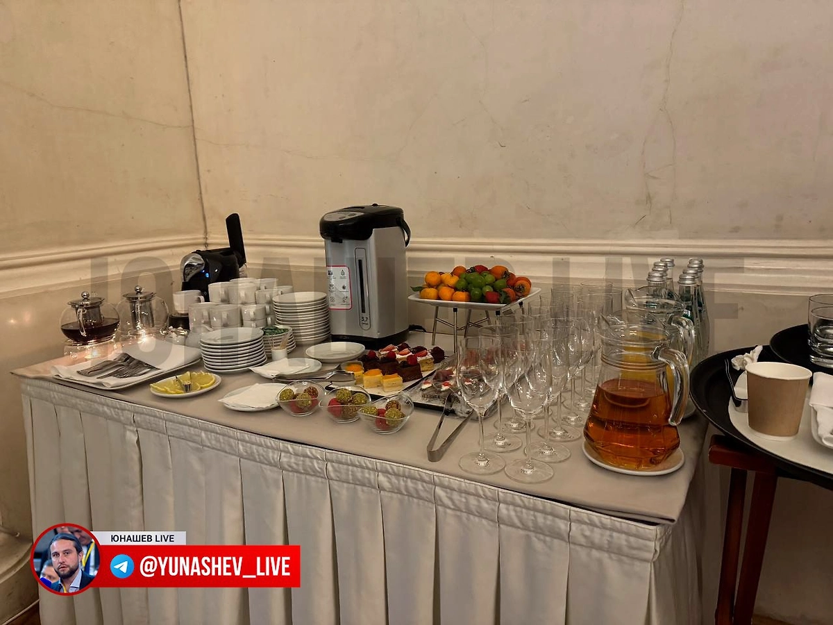 Александровский зал Зимнего дворца, куда прибудут государственные лидеры. Фото © Telegram / Юнашев LIVE