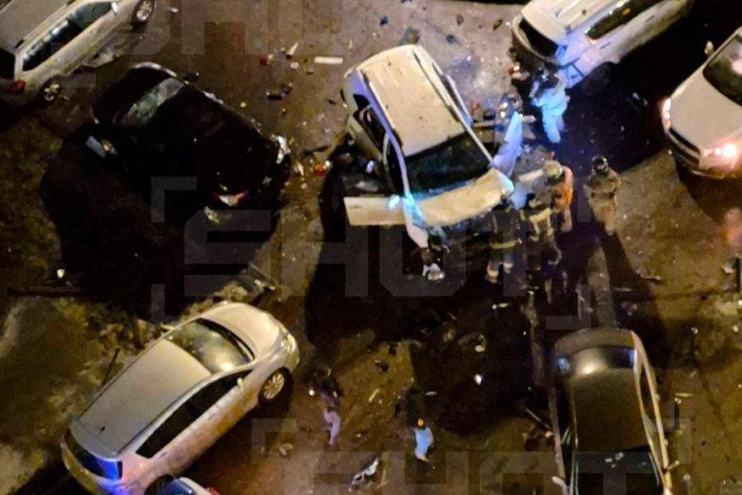 Взрывом разворотило всю переднюю часть машины, пострадали ещё минимум 7 соседних авто. Фото © Telegram / shot