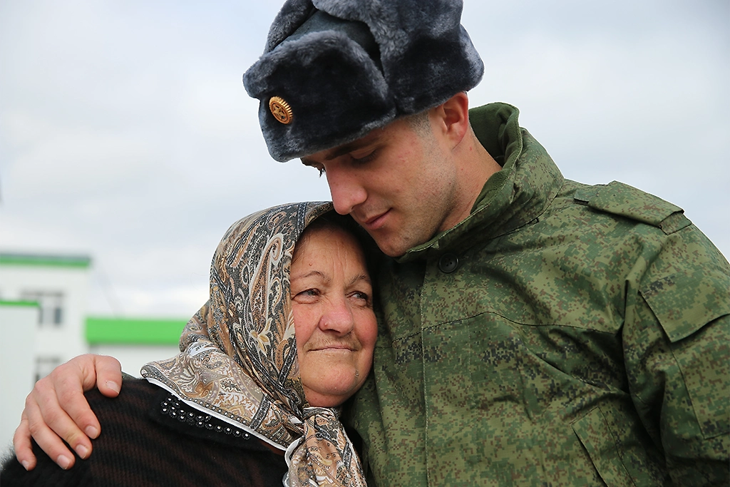 Молитва за сына на войне или в зоне СВО: как попросить у Бога помочь воину проявить мужество, сохранить честь мундира и вернуться невредимым. Фото © ТАСС / Елена Афонина