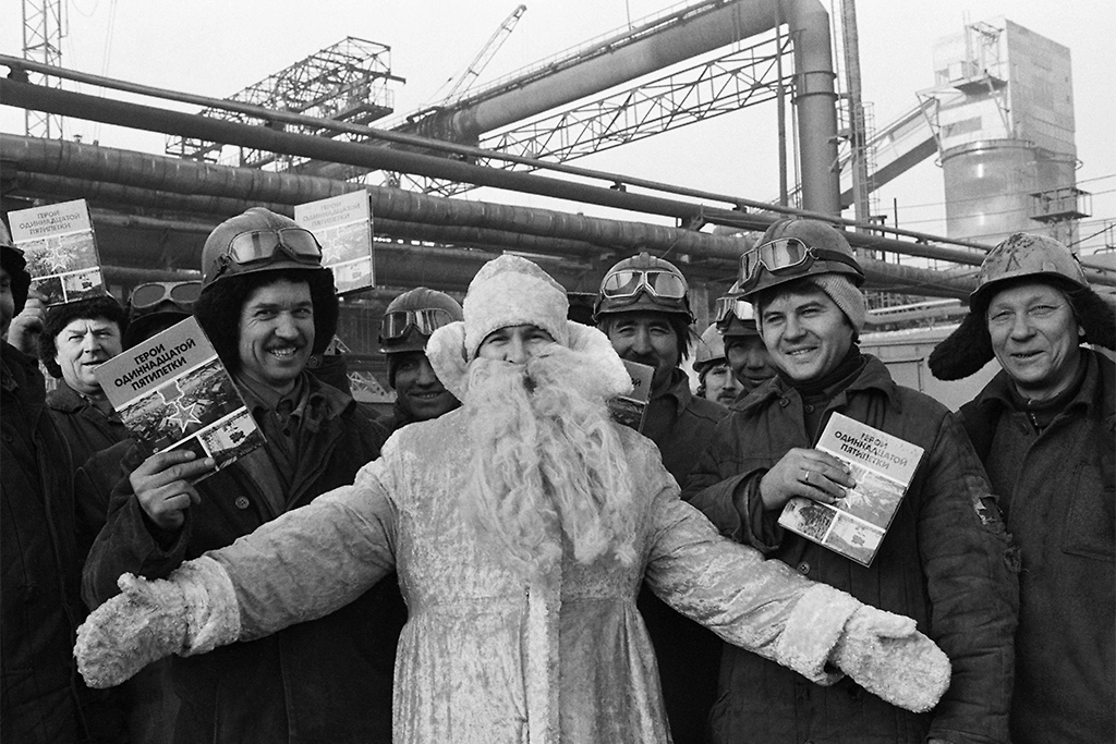 Новогодние празднования на советских предприятиях: фото ТАСС. Фото © ТАСС / Борис Клипиницер