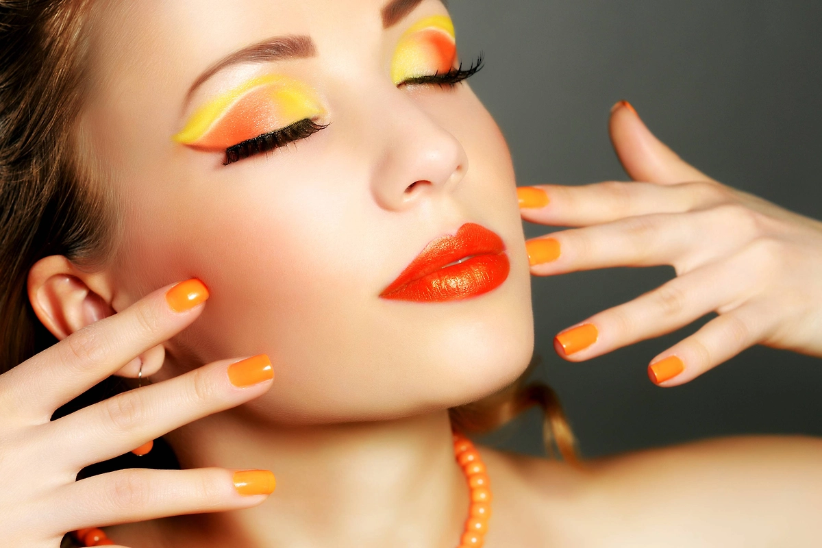Оранжевый цвет ногтей на Новый год 2026 будет приносить денежные доходы все следующие 12 месяцев. Фото © Shutterstock / FOTODOM / AntonMaltsev
