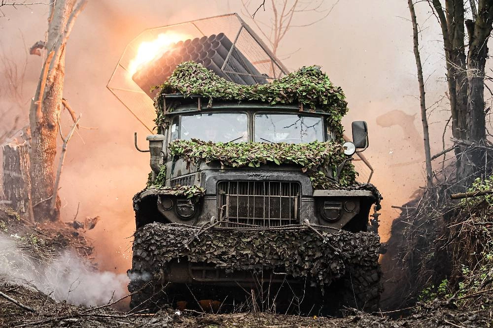 Самоходная реактивная система залпового огня (РСЗО) «Град» во время боевой работы 9-й отдельной гвардейской мотострелковой бригады 51-й гвардейской армии Южного военного округа в составе группировки войск «Центр». Фото © ТАСС / Дмитрий Ягодкин