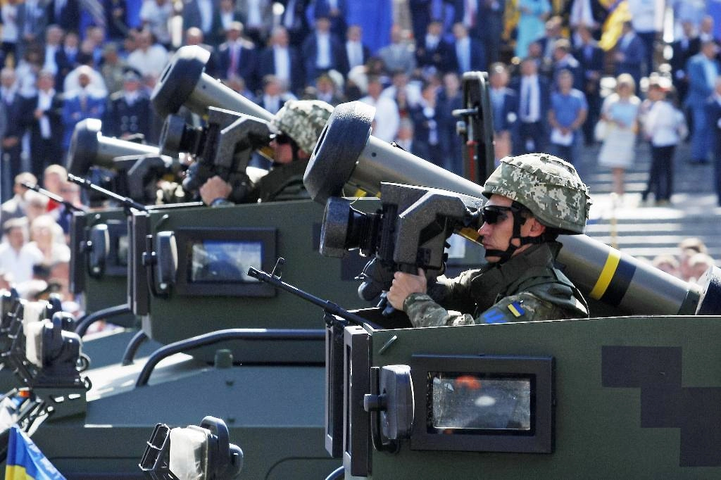Операторы FGM-148 Javelin на параде в День независимости Украины. Фото © ТАСС / ZUMA / Serg Glovny