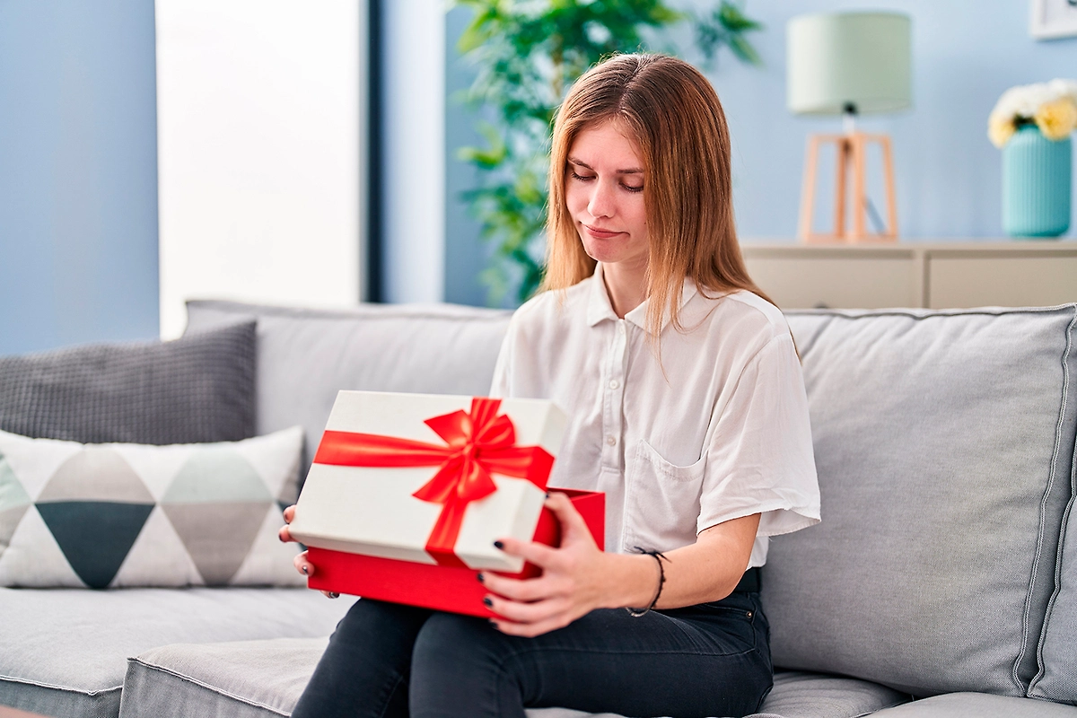 Что нельзя дарить любимой подруге на Новый год 2026. Фото © Shutterstock / FOTODOM / http://Krakenimages.com