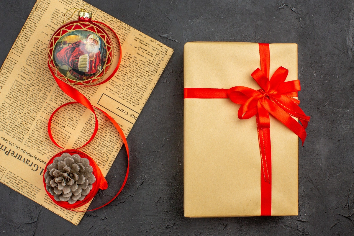 Идеи подарков для подруги на Новый 2026 год по интересам и хобби. Фото © Freepik