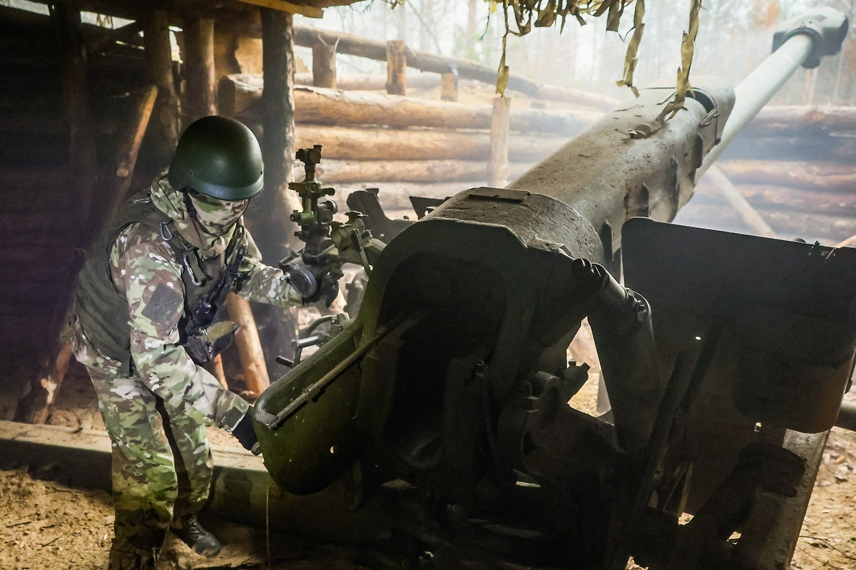 Херсонская область. Военнослужащий 98-й дивизии ВДВ в составе группировки войск «Днепр» во время боевой работы расчёта 122-мм гаубицы Д-30 в зоне проведения специальной военной операции. Фото © ТАСС / Алексей Коновалов