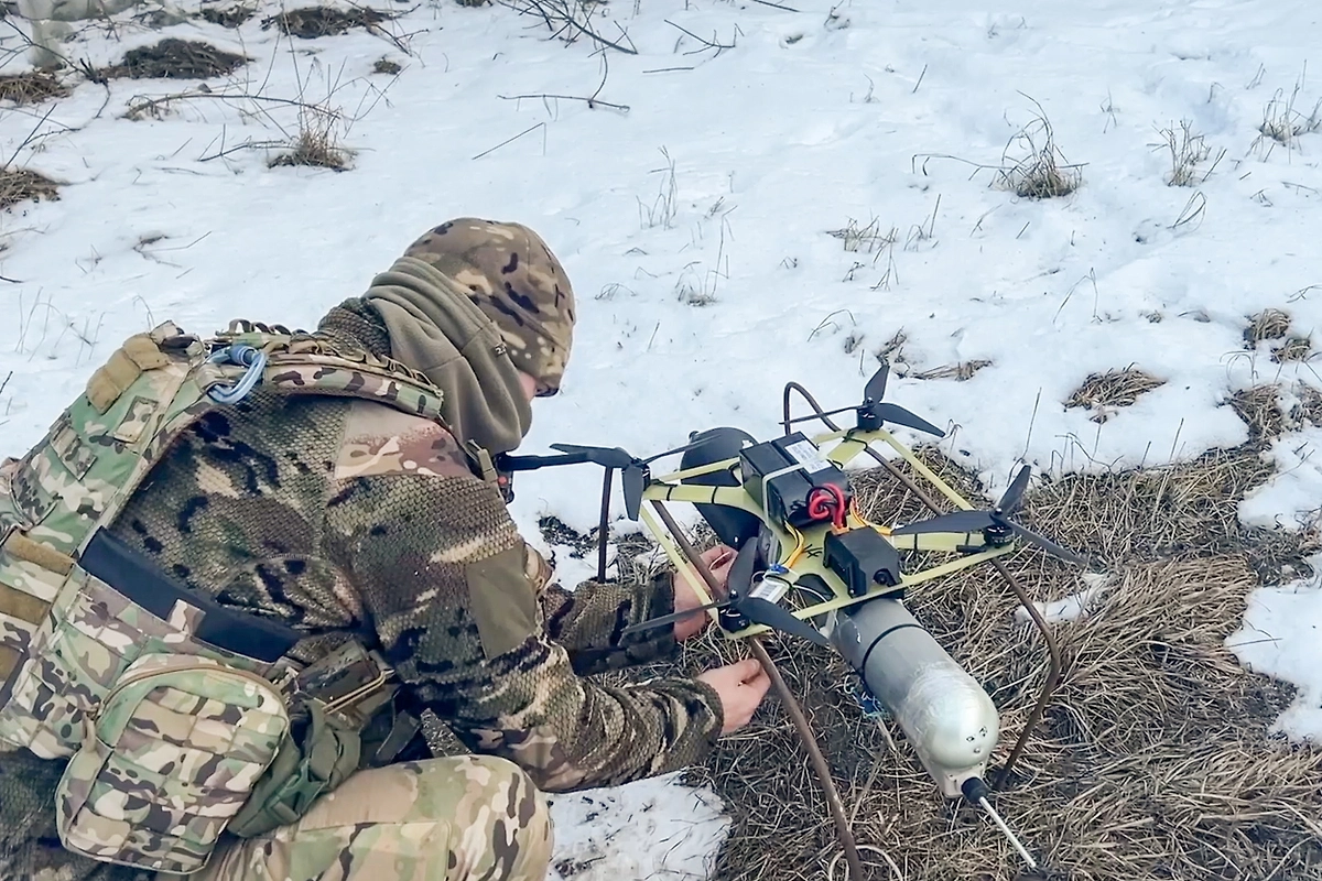 Курская область. Военнослужащий ВС РФ во время работы расчёта FPV-дронов 106-й гвардейской Тульской дивизии ВДВ в приграничном районе области. Фото © ТАСС / Пресс-служба Минобороны РФ