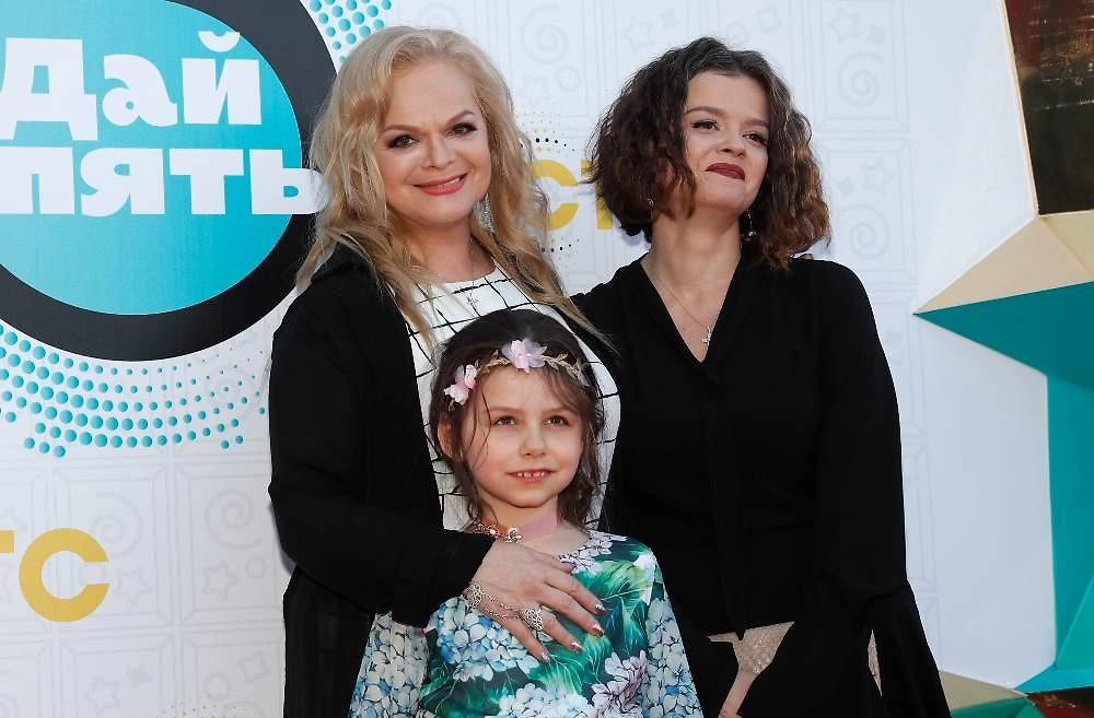 Певица Лариса Долина, её внучка Александра и дочь Ангелина Миончинская. Фото © ТАСС / Артём Геодакян