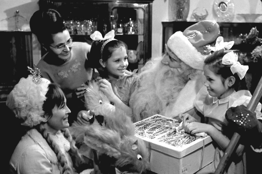 Новогодние фото из СССР: как отмечали праздник дома. Фото © ТАСС / ТАСС / Евгений Кассин, Марк Редькин