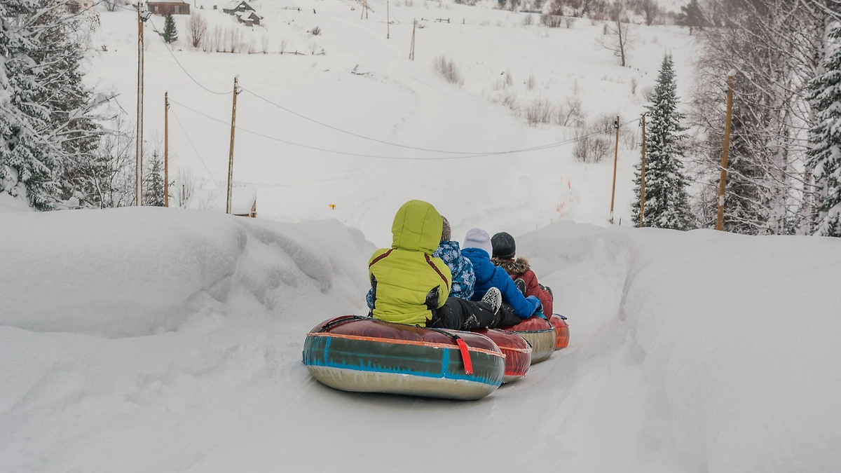 Почему нельзя кататься на тюбингах «паровозиком». Фото © Shutterstock / FOTODOM / Sergey Borisov_88