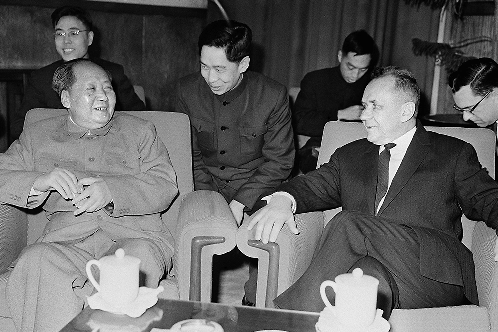 Мао Цзэдун предоставил свою страну СССР для экономического и военного сотрудничества. Фото © Председатель Центрального комитета Коммунистической партии Китая Мао Цзэдун и председатель Совета министров СССР Алексей Николаевич Косыгин (слева направо на первом плане) во время встречи / ТАСС / Виктор Будан