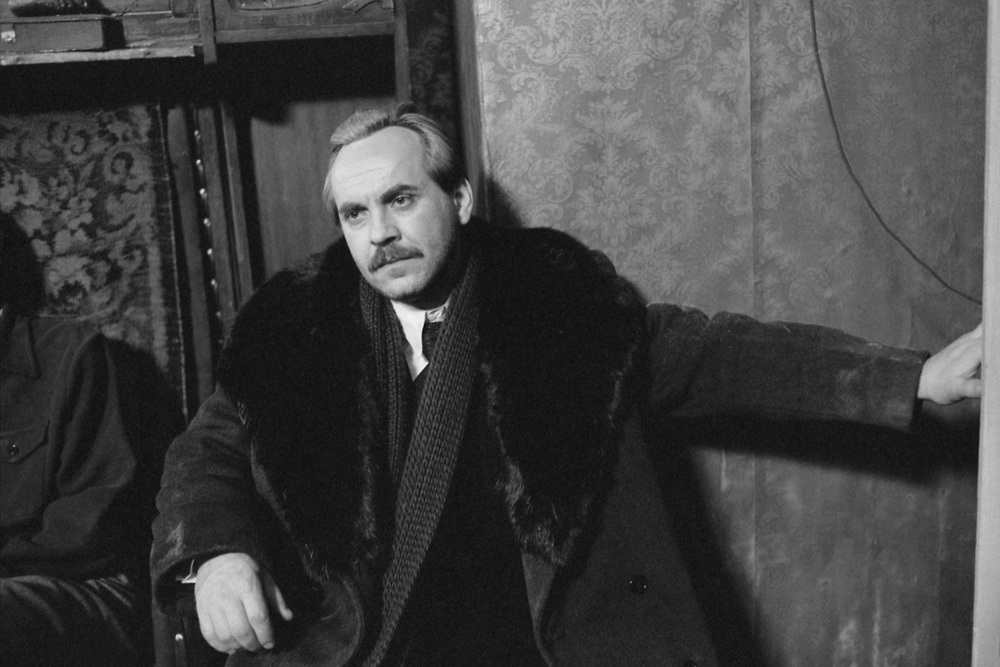 Мужской советский шик — тяжёлое и плотное пальто с меховым воротником. Фото © ТАСС / Валентин Мастюков