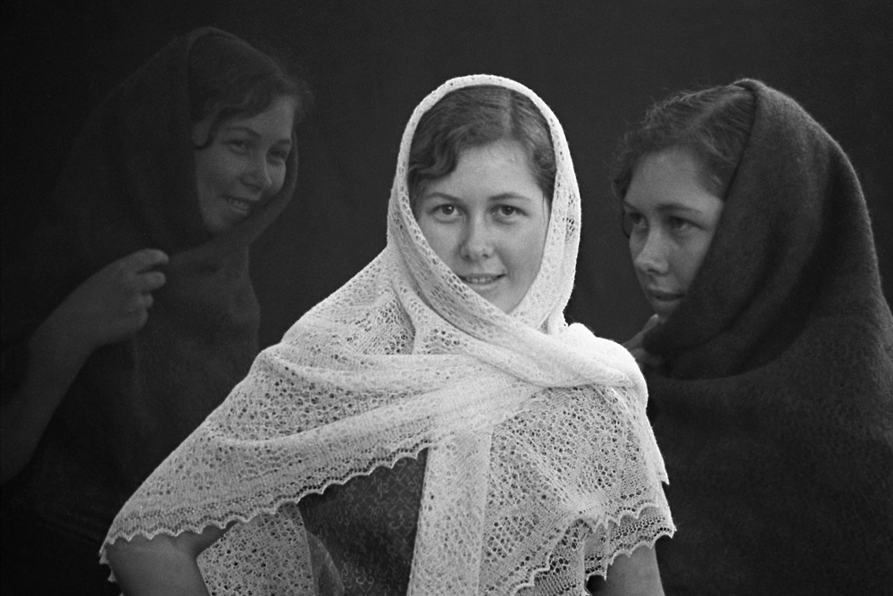 Оренбургский платок — женский советский лайфхак по сохранению тепла в морозы. Фото © ТАСС / Анатолий Семехин