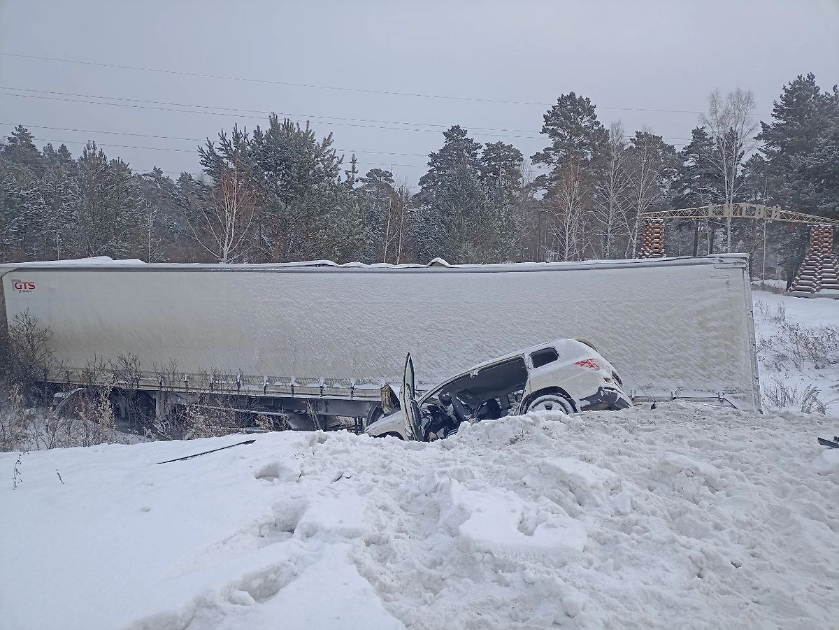 При столкновении машин погибли четыре человека. Фото © Telegram / Прокуратура Иркутской области