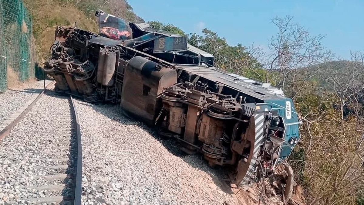 В Мексике 15 человек пострадали при сходе с рельсов локомотива поезда. Фото © X / Manuel Lopez San Martin