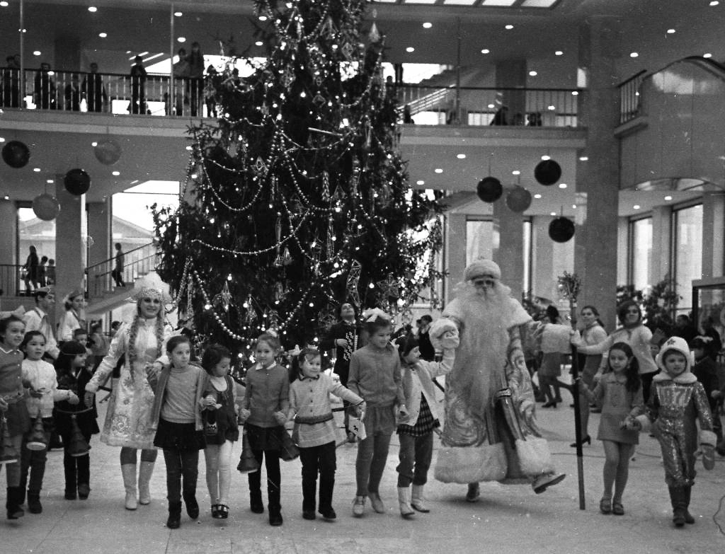 В СССР Дед Мороз и Снегурочка стали обязательными атрибутами Нового года. Фото © ТАСС / Валентин Кузьмин, Валерий Христофоров