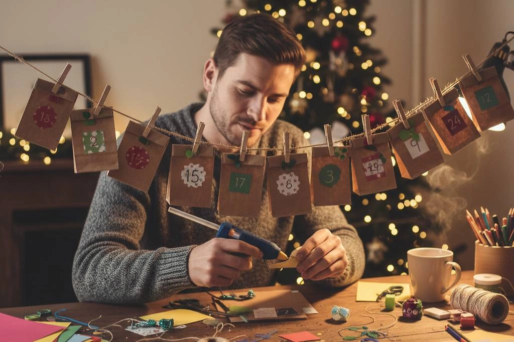 Адвент-календарь своими руками: пошаговые инструкции. Фото © Nano Banana AI