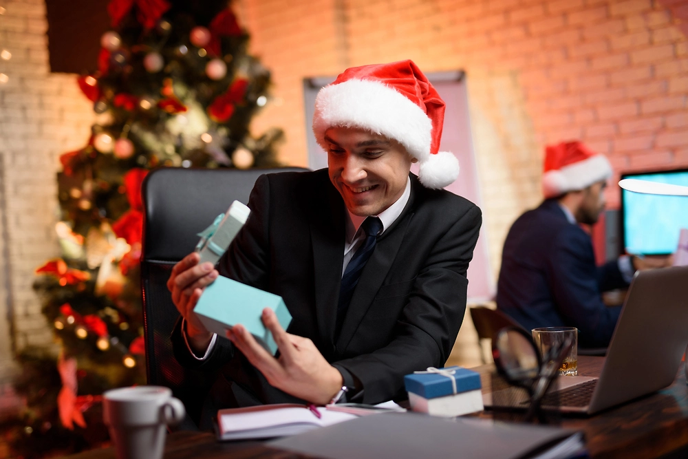 Недорогие подарки, которые оценят получатели: что подарить коллеге на Новый год недорого. Фото © Shutterstock / FOTODOM / VGstockstudio