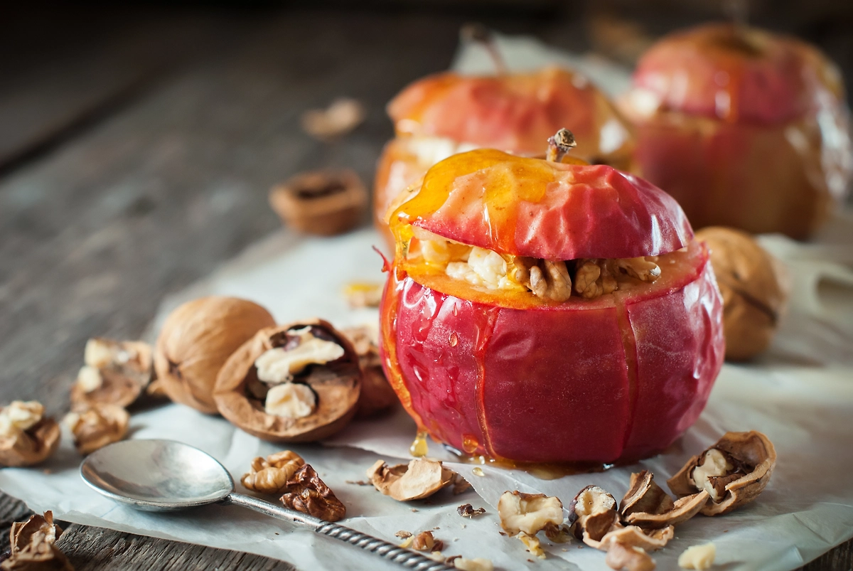 Запеченные яблоки с грецкими орехами и мёдом. Фото © Shutterstock / FOTODOM / Olga Pink