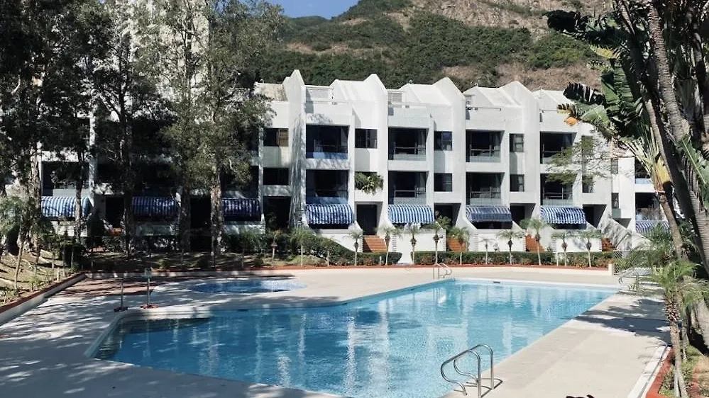 Бассейн во внутреннем дворе. Фото © Google Maps / YK Lam