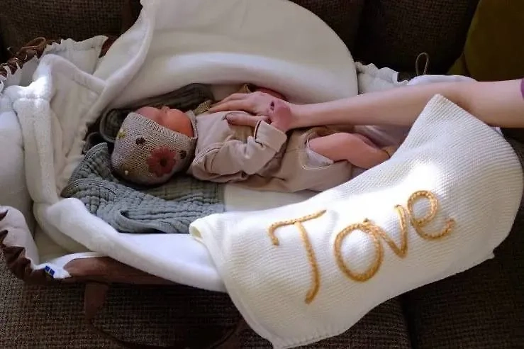 Ребёнок Лили Коллинз от суррогатной матери. Фото © Instagram (признан экстремистской организацией и запрещён на территории Российской Федерации) / lilyjcollins