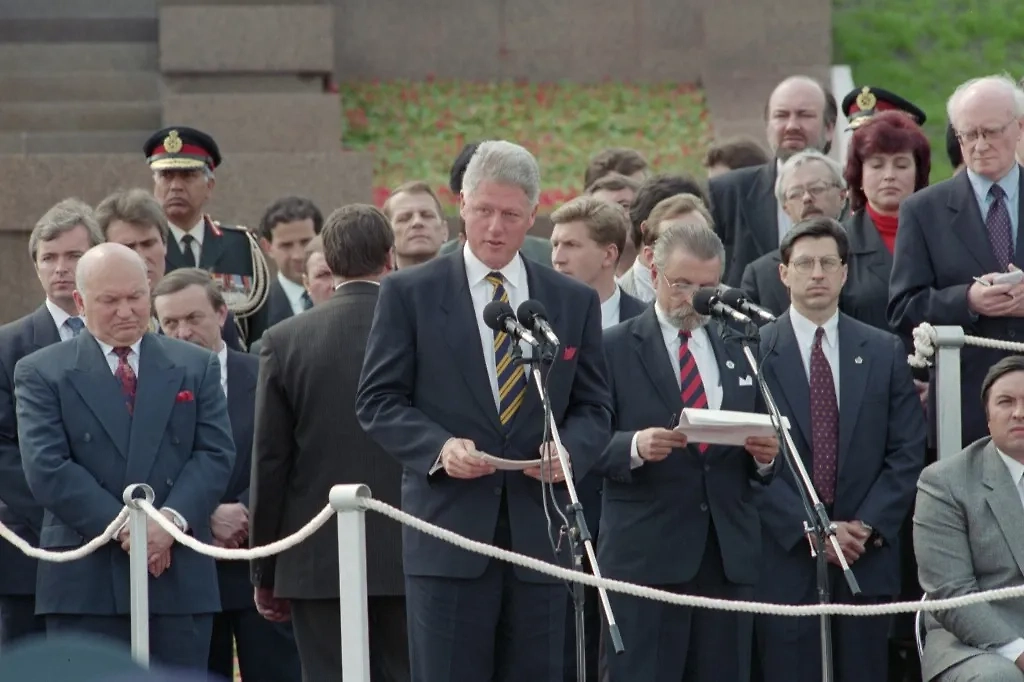 Президент США Билл Клинтон во время выступления на открытии мемориального комплекса Победы в Великой Отечественной войне на Поклонной горе 9 мая 1995 г. Фото © ТАСС / Эдуард Песов 