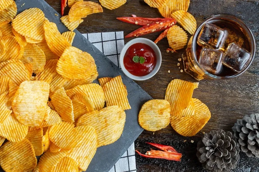 Обычные картофельные чипсы не так просты, как кажется. Фото © Shutterstock / FOTODOM / Anchalee Wiangkao