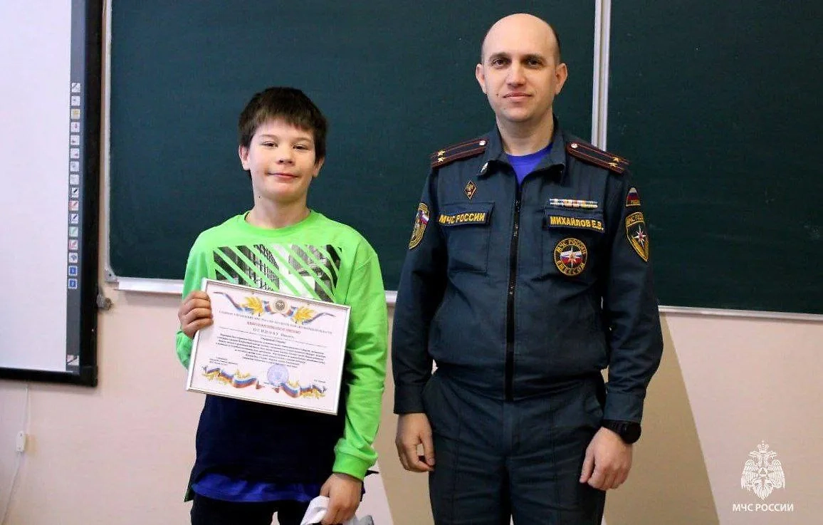 Школьник с наградой от МЧС. Фото © VK / МЧС России
