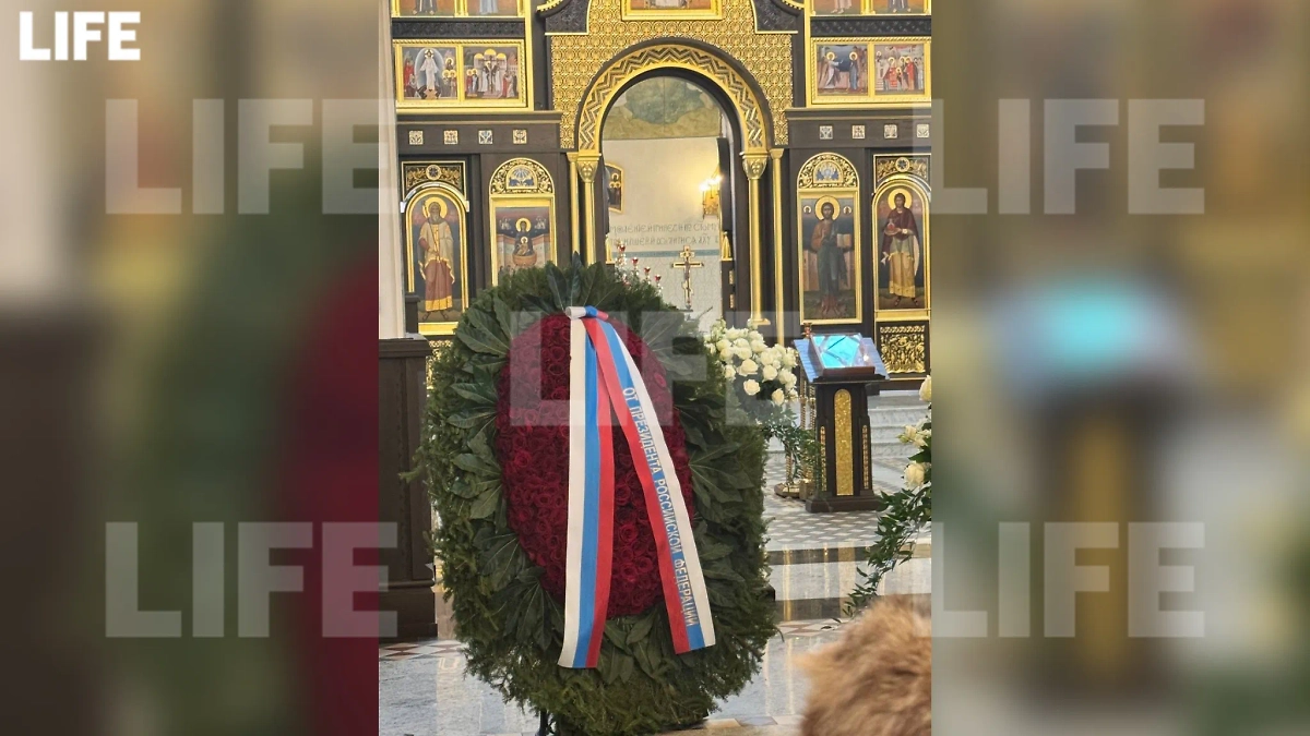 Венок от президента России Владимира Путина. Фото © Life.ru