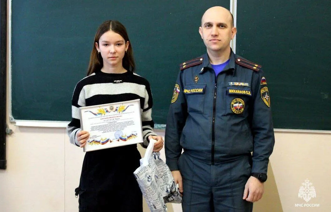 Школьница с наградой от МЧС. Фото © VK / МЧС России