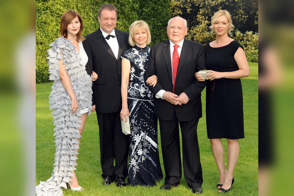 Слева направо: Анастасия Вирганская, Андрей Трухачёв, Ирина Вирганская, Михаил Горбачёв и Ксения Горбачёва. Фото © Getty Images / Dave M. Benett