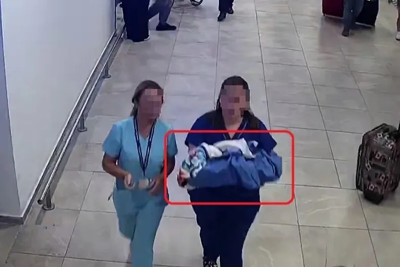 Сотрудники аэропорта нашли живого ребёнка в туалетной комнате для инвалидов. Фото © karar