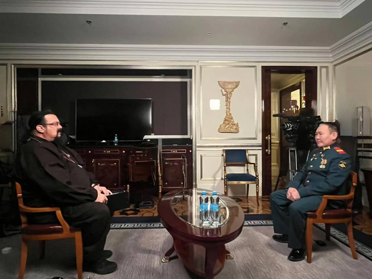 Актёр Стивен Сигал и Герой России Андрей Григорьев. Фото © Telegram / Ольга Балабкина