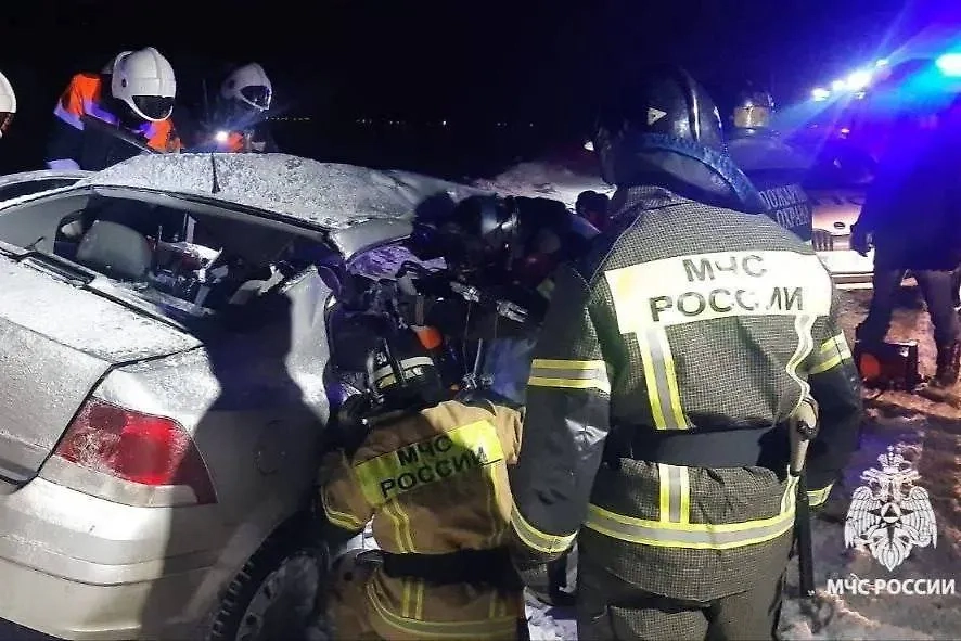 Страшная авария на 217 километре автомобильной дороги Уфа-Оренбург. Обложка © Telegram / МЧС России