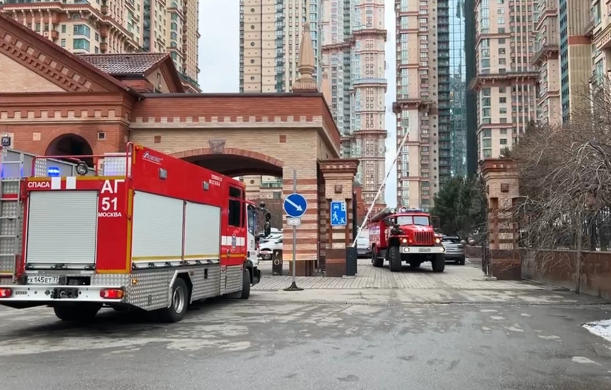 На место происшествия в «Алые паруса» оперативно прибыли пожарные расчёты. Однако их помощь не понадобилась — возгорания после взрыва не последовало. Фото © Life.ru