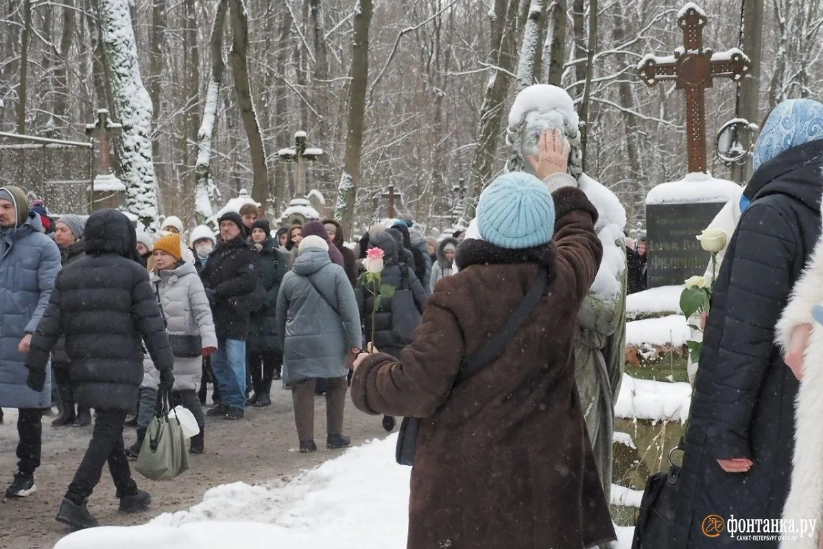 Верующие пришли к Ксении Петербургской. Фото © Фонтанка.ру / Михаил Огнев