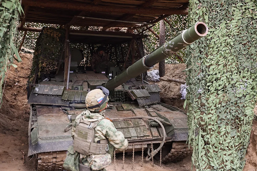 Военнослужащий 25-й общевойсковой армии группировки войск «Запад» во время боевой работы танка Т-90М «Прорыв» на Краснолиманском направлении зоны СВО. Фото © ТАСС / Александр Река