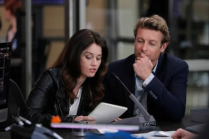 Джейн работает консультантом в Калифорнийском бюро расследований. Фото © Кадр из сериала «Менталист», режиссёры Крис Лонг, Эрик Ланёвилль, Джон Шоуолтер и т.д., сценаристы Бруно Хеллер, Том Зенгиорги, Джордан Харпер и т.д. / Kinopoisk