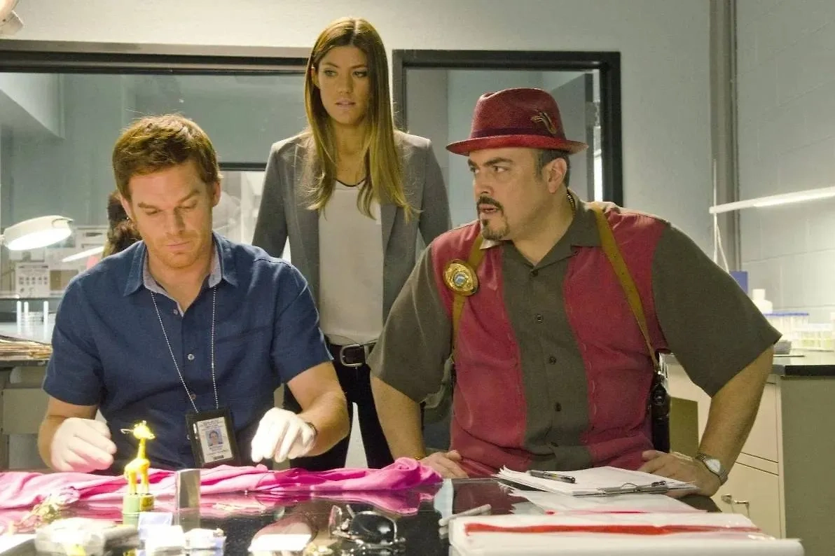 У Декстера сложные отношения с коллегами и женщинами. Фото © Кадр из сериала «Декстер», режиссёры Джон Дал, Стив Шилл, Кит Гордон и т.д., сценаристы Джеймс Манос мл., Лорен Джуссис, Дженнифер Йейл и т.д. / Kinopoisk