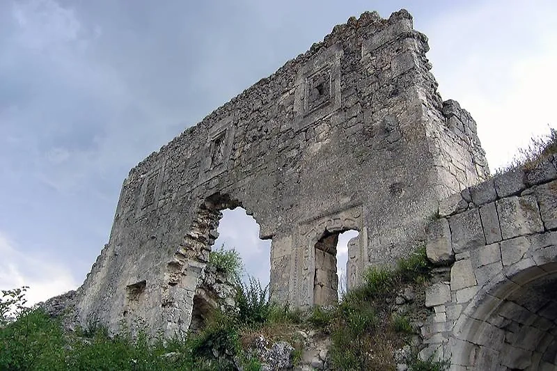 Знаменитый крымский пещерный город Мангуп. Фото  © Wikipedia / Asta