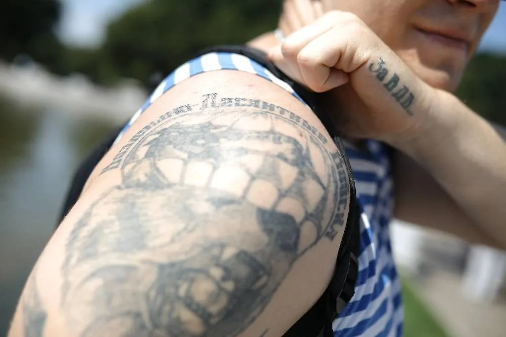 Бойцы ВДВ обычно набивают парашюты и хищников. Фото © ТАСС / Сергей Бобылев