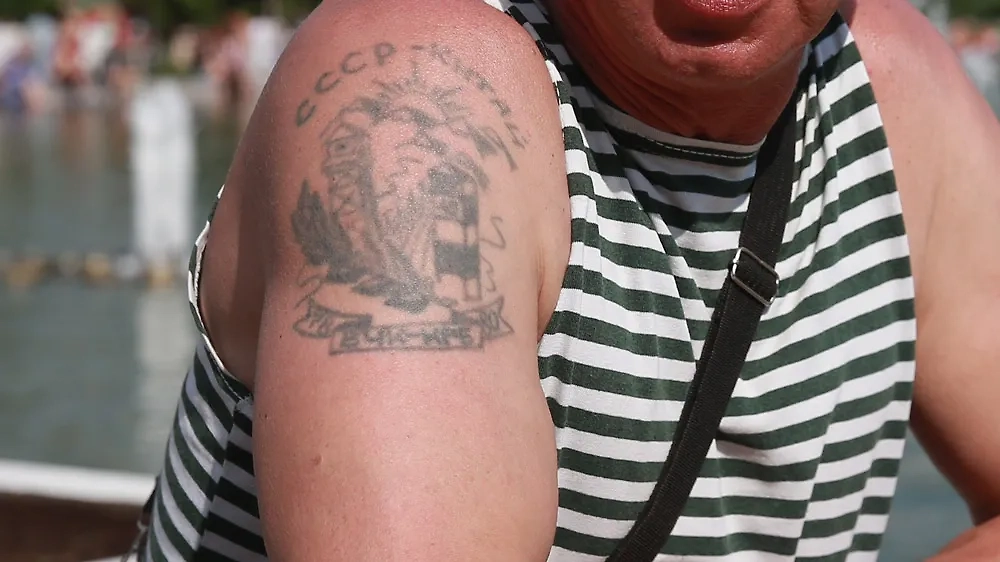 Пограничники набивают символы госграницы. Фото © ТАСС / Сергей Фадеичев