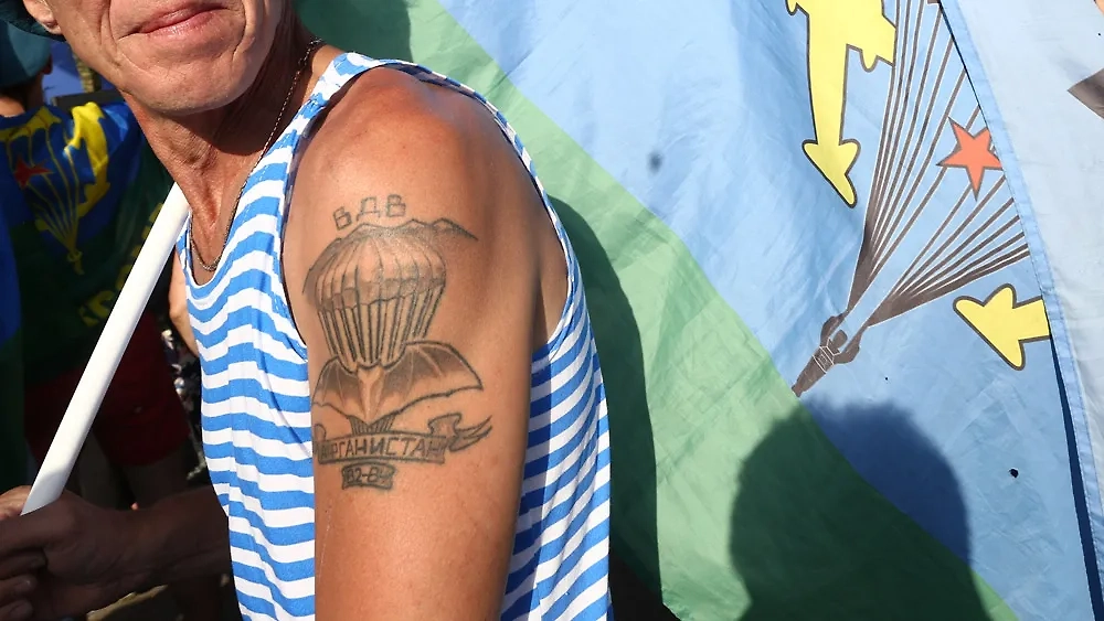 Ключевым элементом татуировки является название места службы. Фото © ТАСС / Андрей Гордеев